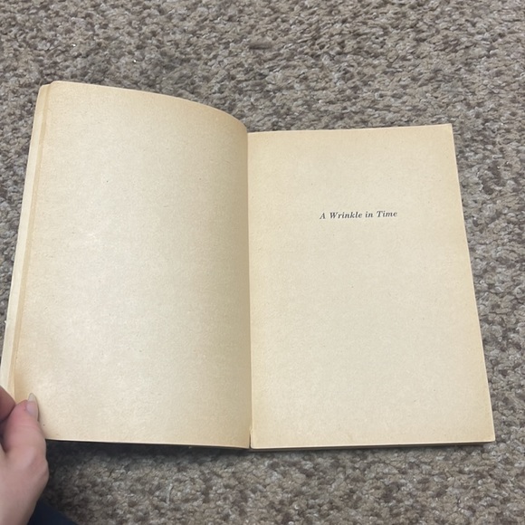 A wrinkle in time paperback book by Madeleine L’Engle - Picture 12 of 14